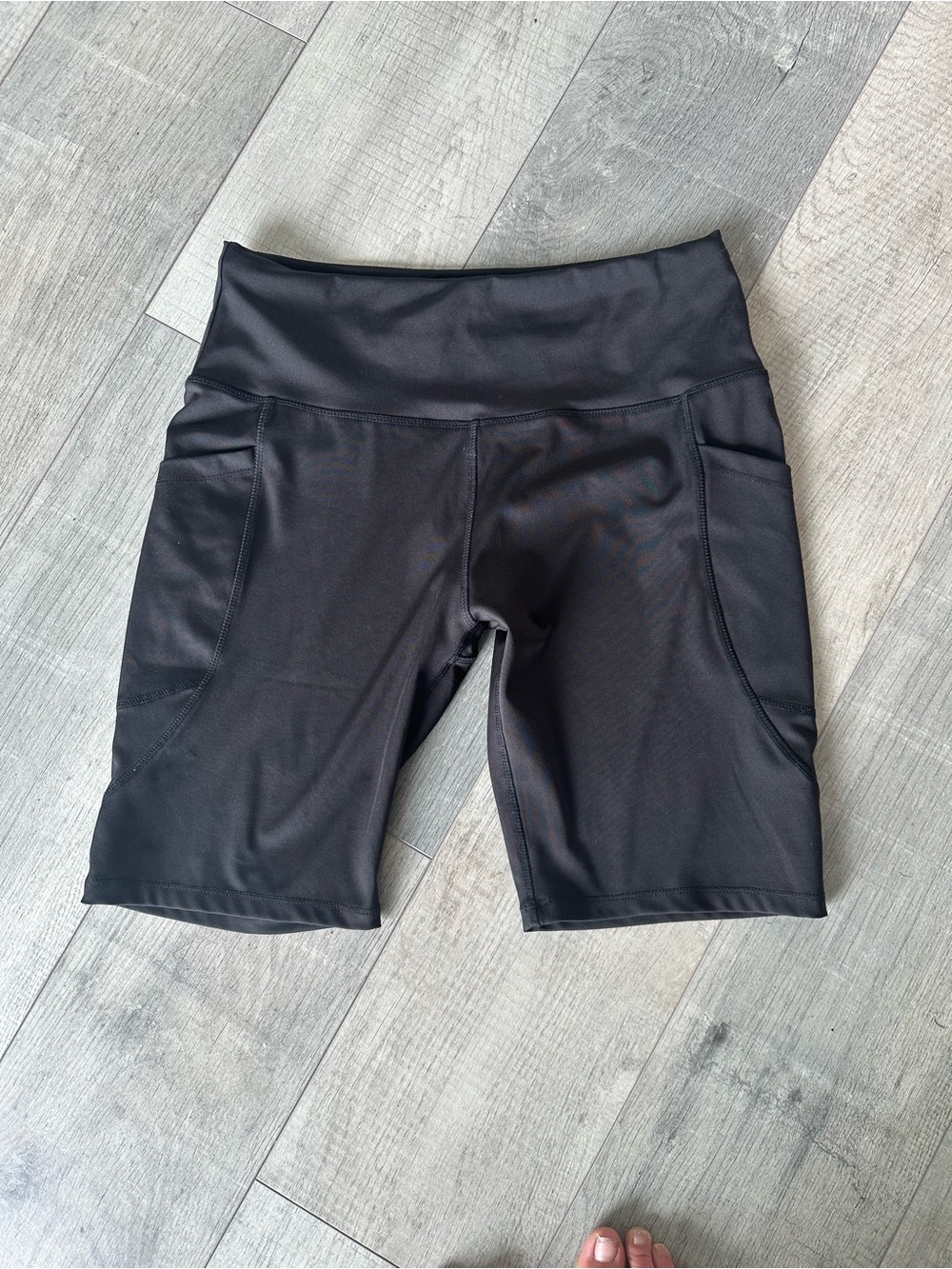 High-Waist Black Performance Bike Shorts with Side Pockets